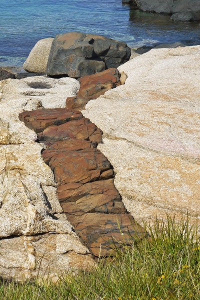 stoerung im fels am strand von korsika - (c) r plock.jpg